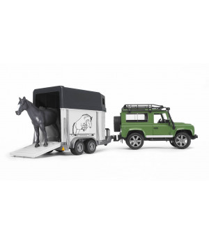 Land Rover Defender lószállítóval és lóval