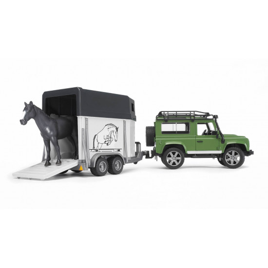 Land Rover Defender lószállítóval és lóval