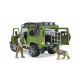 Land Rover Defender Station Wagon erdésszel és kutyával